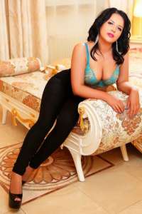 Tarsus Escort'ta Deneyimli ve Etkileyici Bir Partner: Yağmur